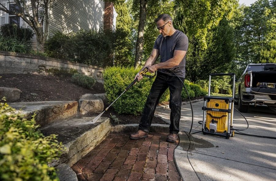 dewalt-3000-psi-15a-corded-jobsite-pressure-washer-dwpw3000-detail-view-3.jpg